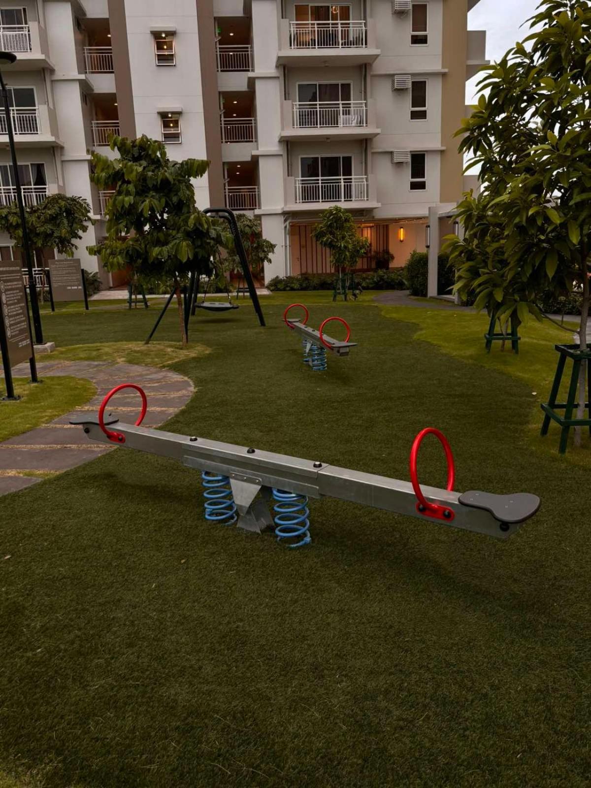 2 Bedroom Condo Unit Near Sm Bf & Naia At The Atherton By Dmci With 2 Balcony Paranaque City Dış mekan fotoğraf